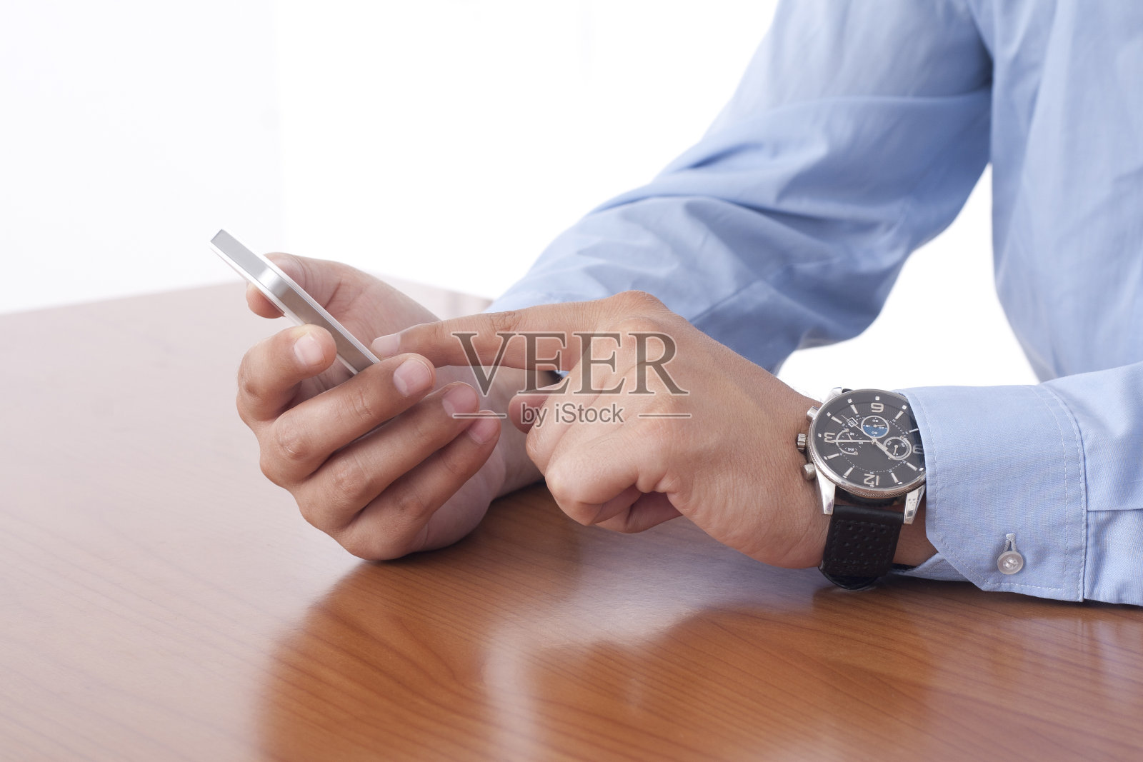 商人使用智能手机照片摄影图片