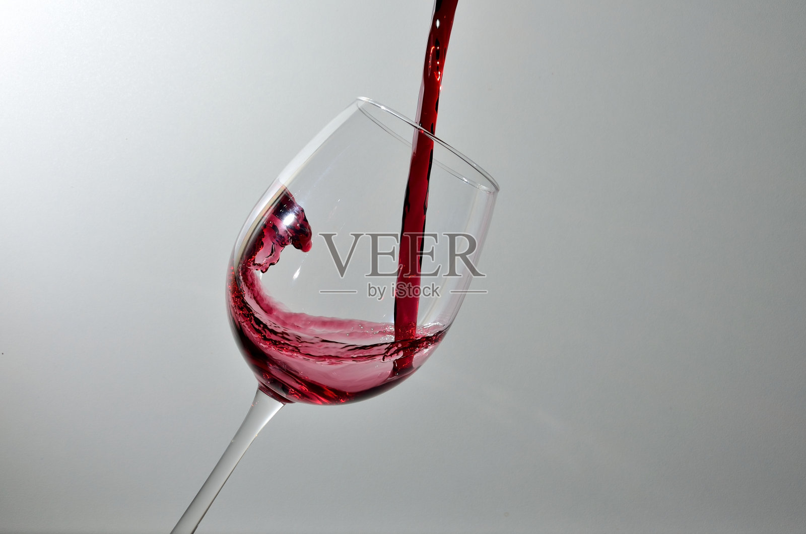 倒入酒杯的葡萄酒照片摄影图片