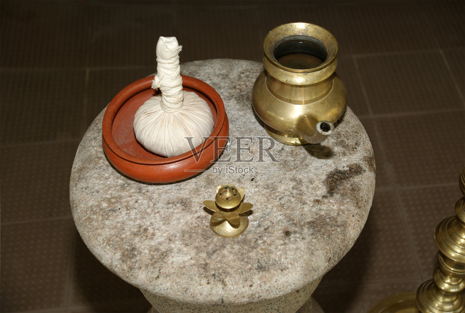 蜡烛，一袋香草黄油还有一罐阿育吠陀照片摄影图片