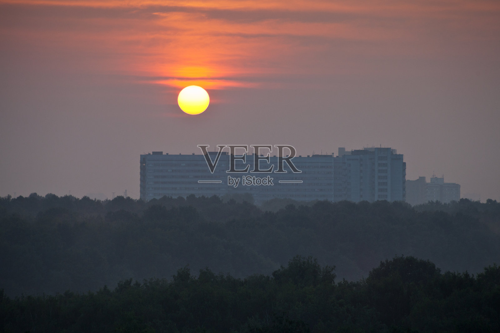 城市上空的红色日出照片摄影图片