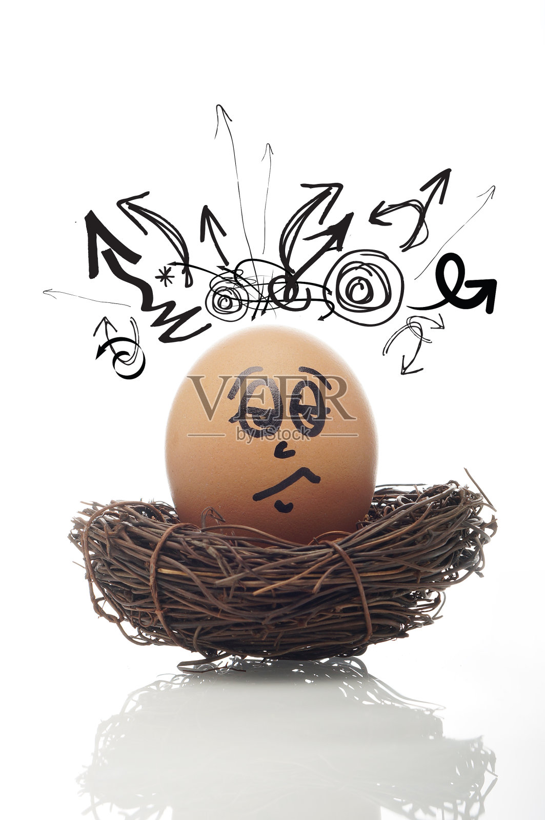 讨厌的表达鸡蛋与分散箭头照片摄影图片