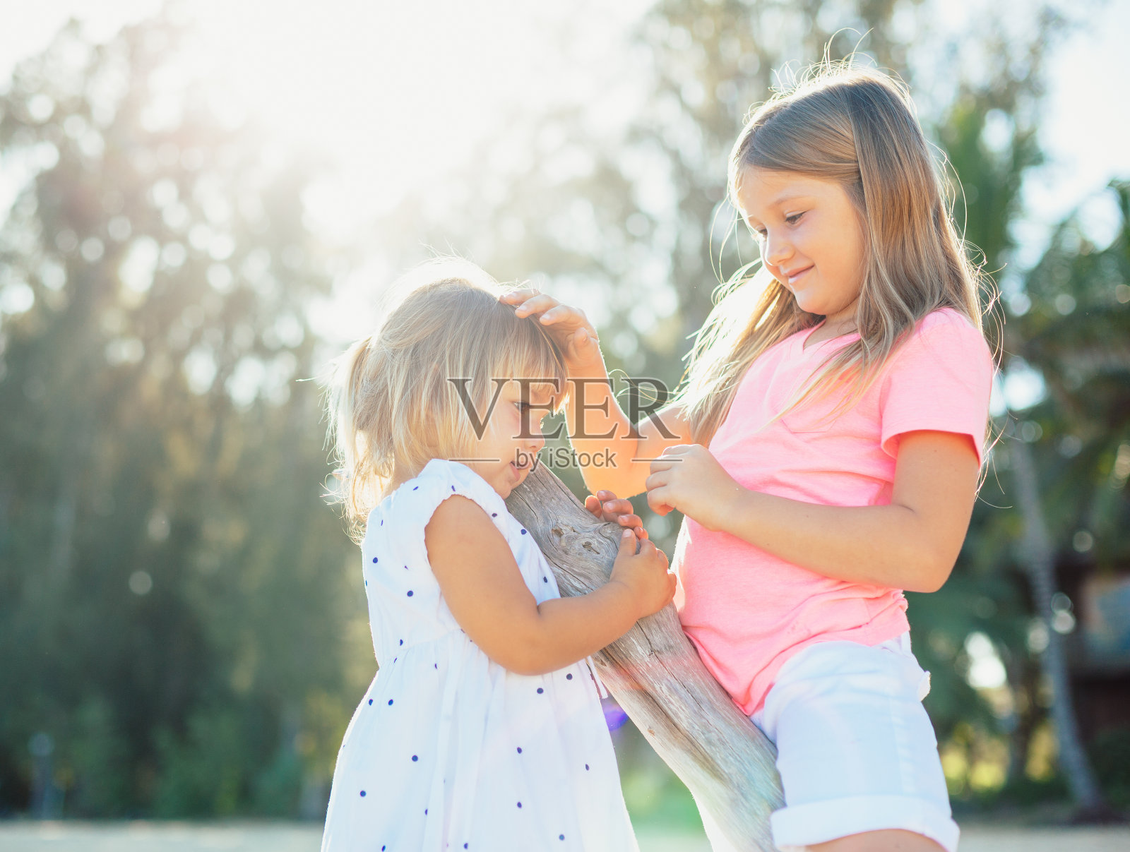 海滩上可爱的小妹妹们照片摄影图片