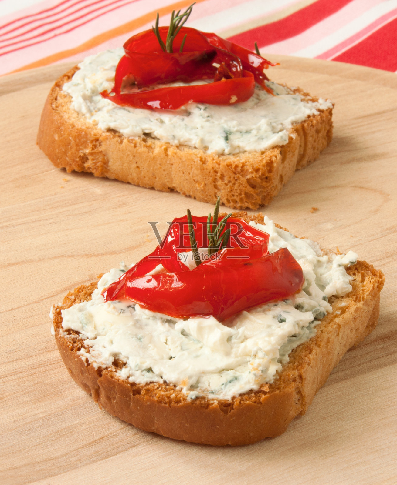 意式烤面包配蓝奶酪和纸照片摄影图片