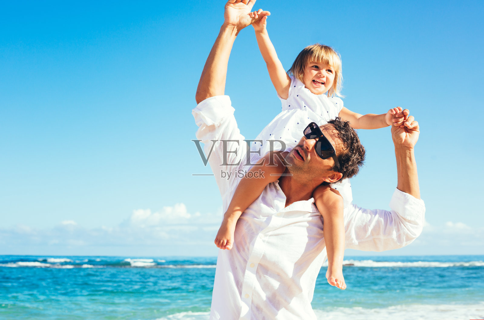 爸爸和女儿在海滩上玩得很开心照片摄影图片