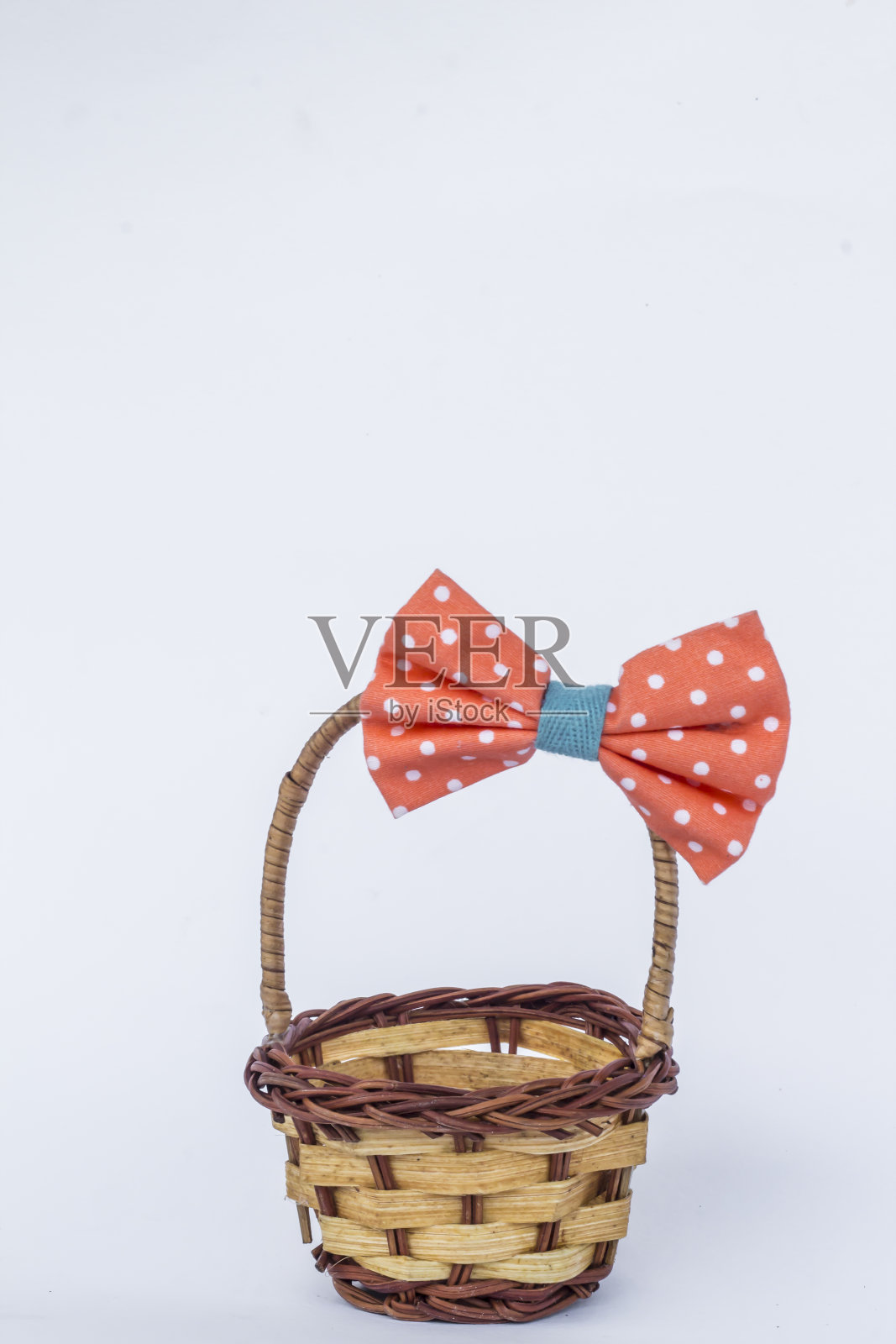 大弓和柳条篮子照片摄影图片