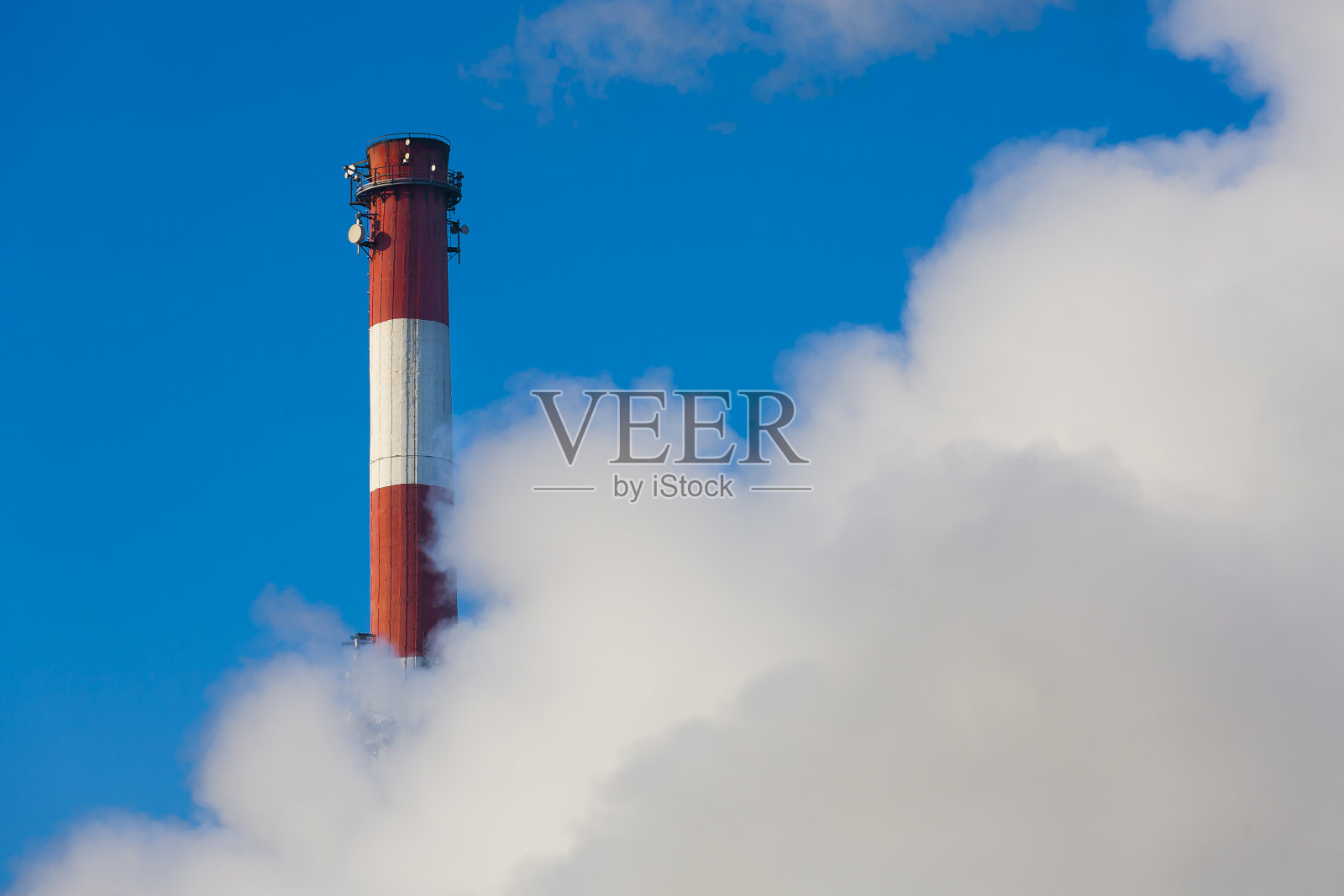 烟囱里冒出了引人注目的浓烟。照片摄影图片