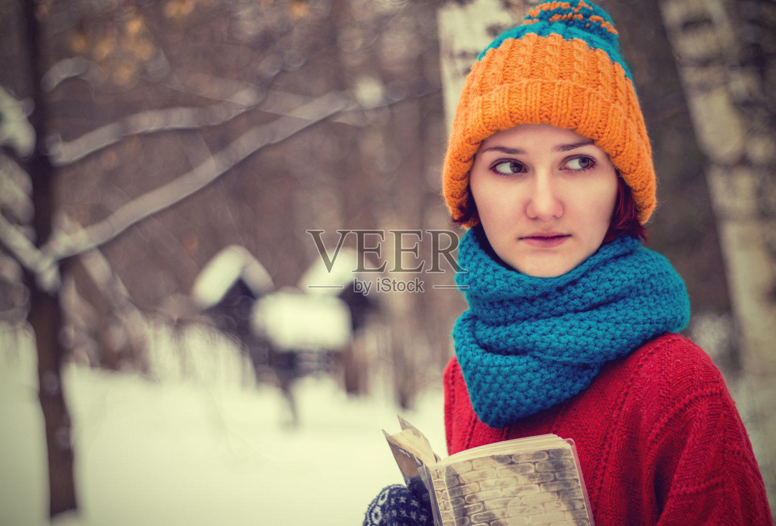 十几岁的女孩拿着一本书照片摄影图片