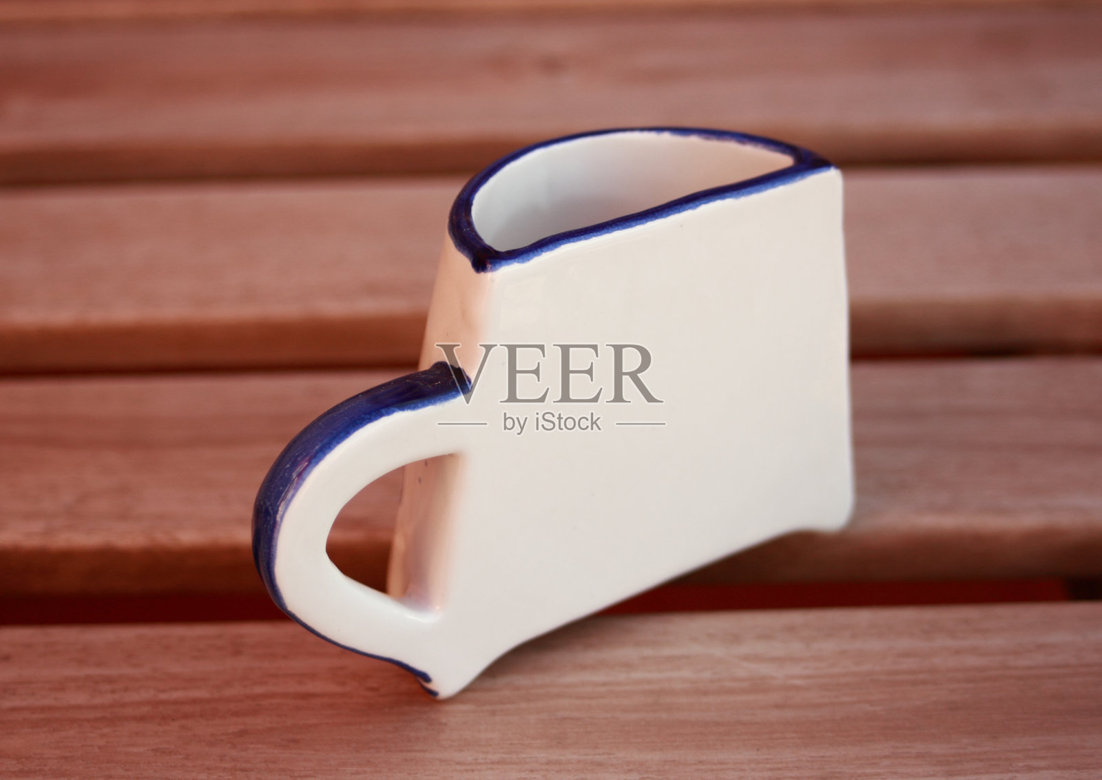 半杯放在柚木木板上照片摄影图片