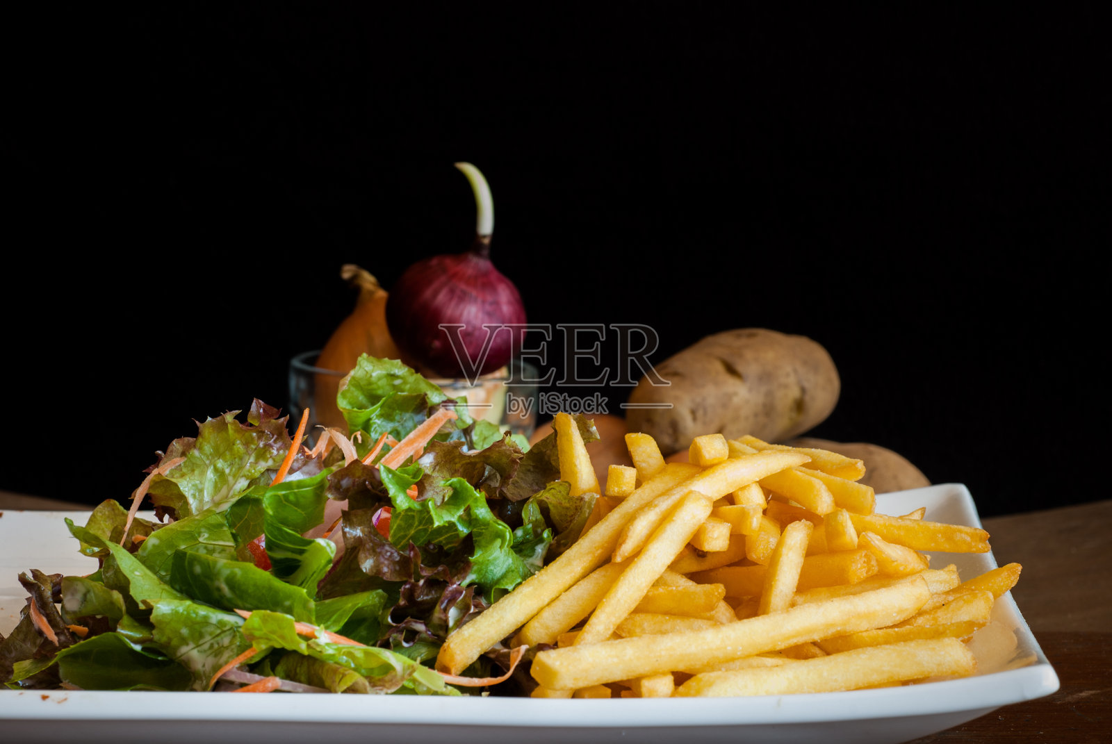 炸薯条配蔬菜沙拉。照片摄影图片