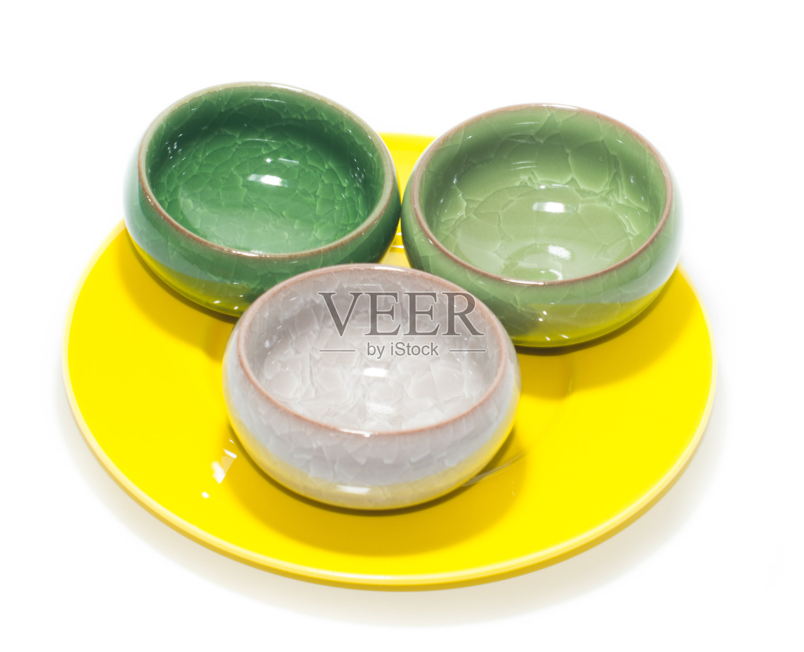 白色背景的瓷盘和瓷杯照片摄影图片