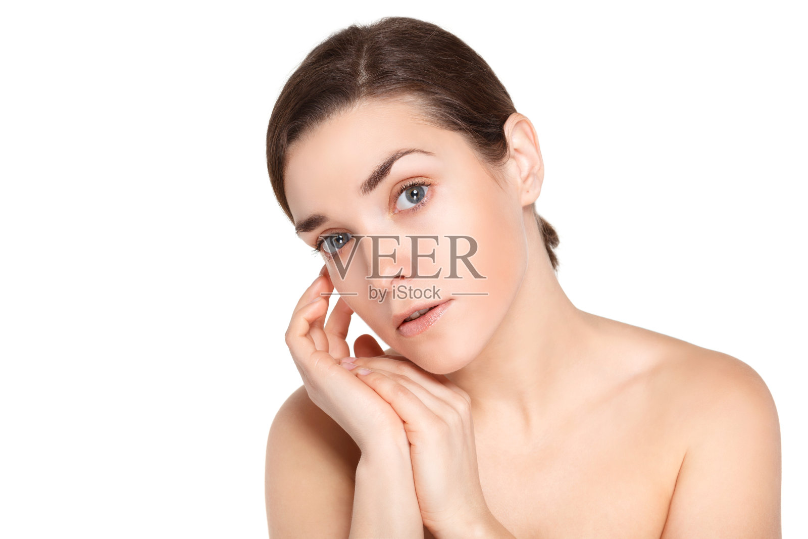 在工作室摆姿势的美丽年轻女人的肖像照片摄影图片