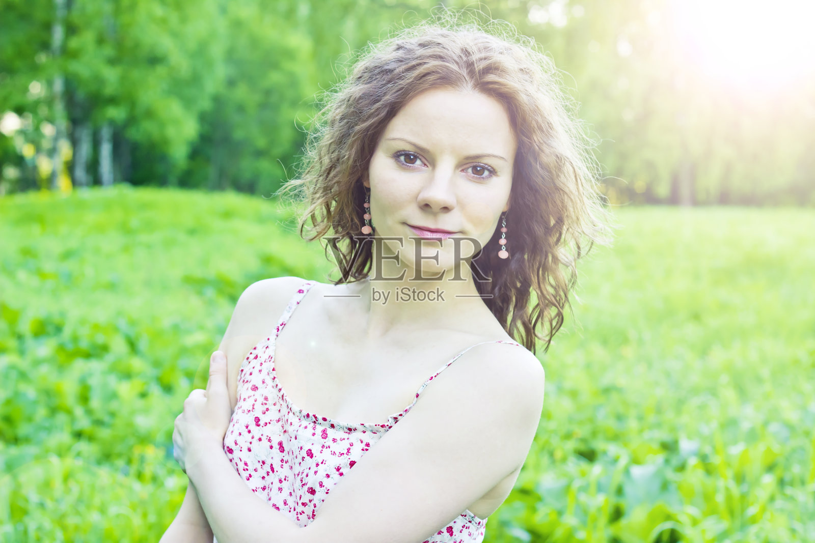 一个年轻漂亮的女人的肖像照片摄影图片