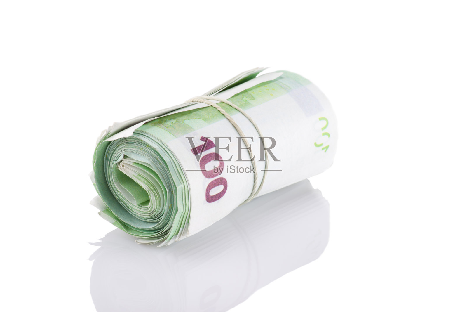 一卷用橡皮筋捆起来的一百欧元钞票照片摄影图片