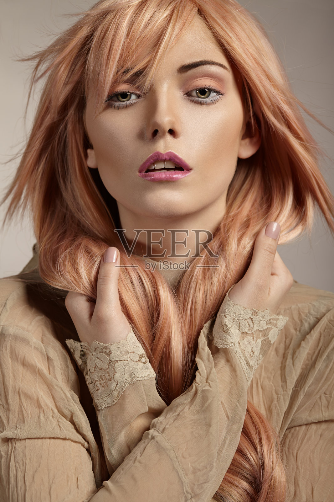 美丽的女孩肖像。弥补。的头发。照片摄影图片