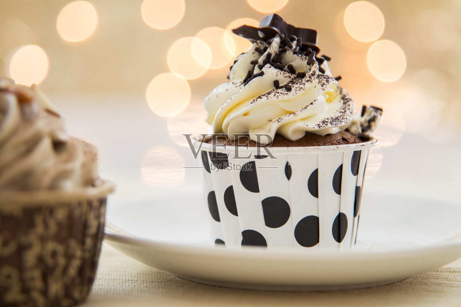 灯光背景上的美味纸杯蛋糕照片摄影图片