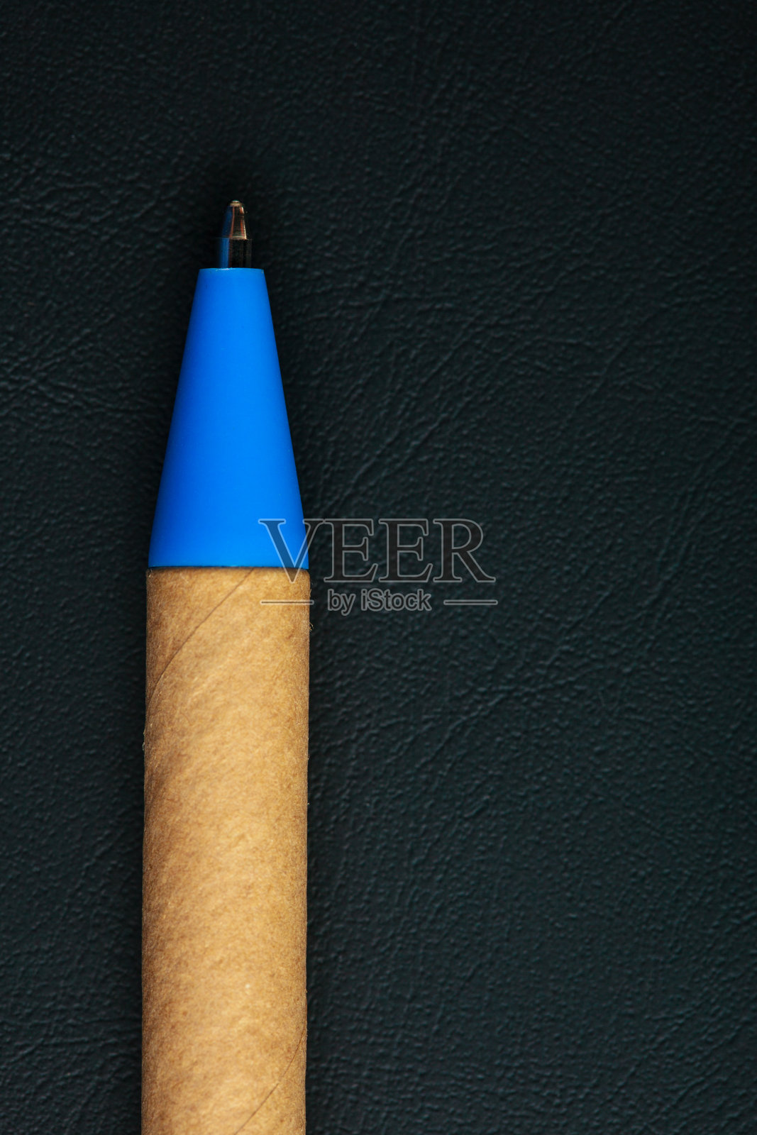 蓝色钢笔书写材料上的黑色皮革背景照片摄影图片