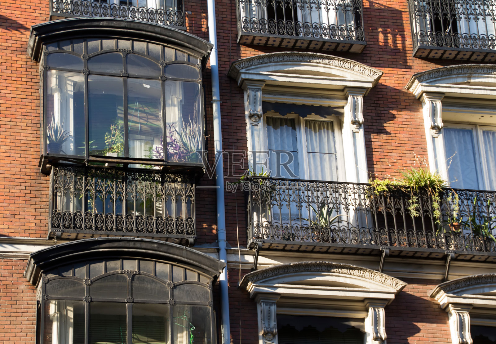 西班牙马德里的典型建筑立面照片摄影图片