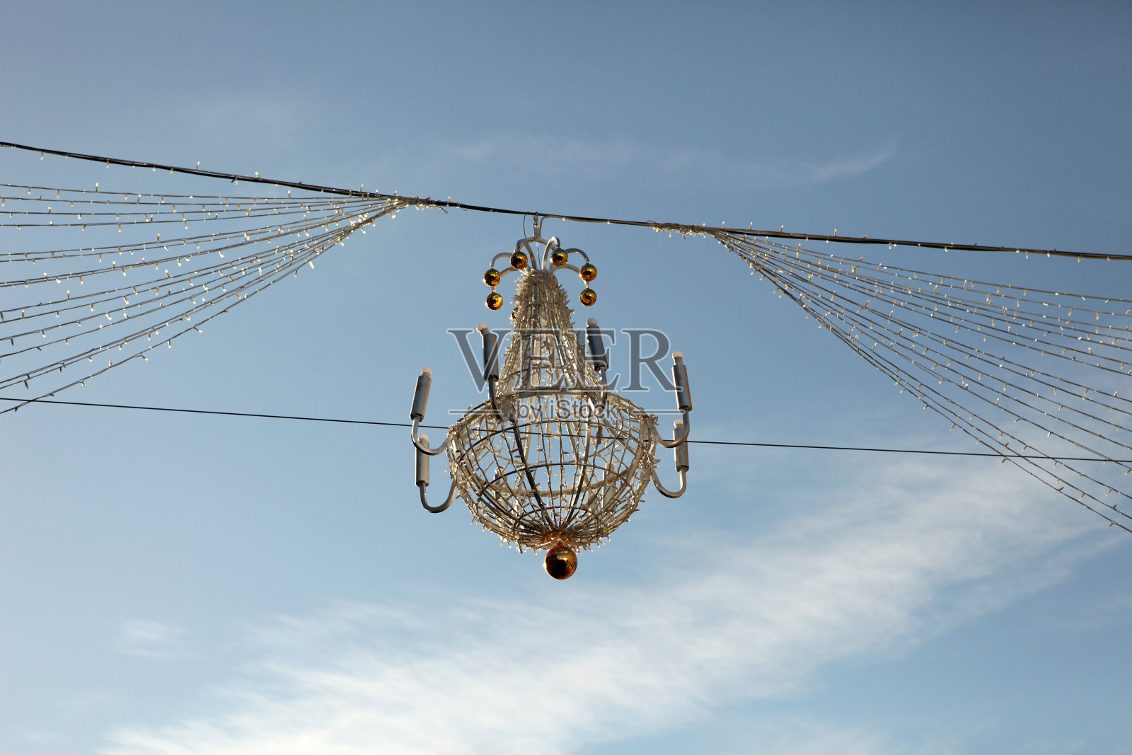 圣诞彩灯挂在街上照片摄影图片