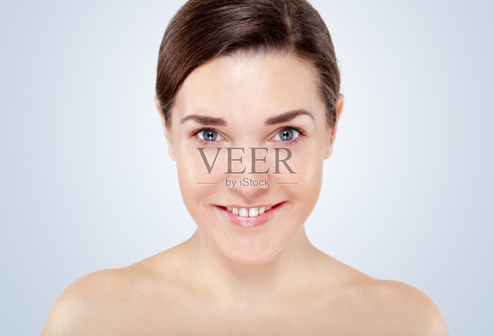 在工作室摆姿势的美丽年轻女人的肖像照片摄影图片