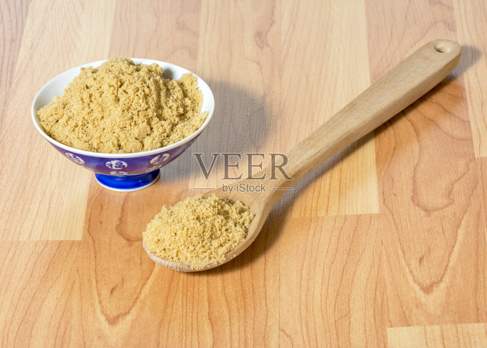 桌上放着红糖照片摄影图片