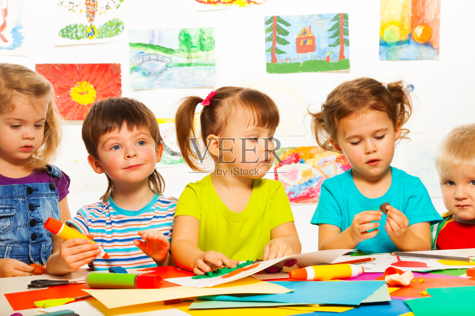 3岁有创造力的孩子照片摄影图片