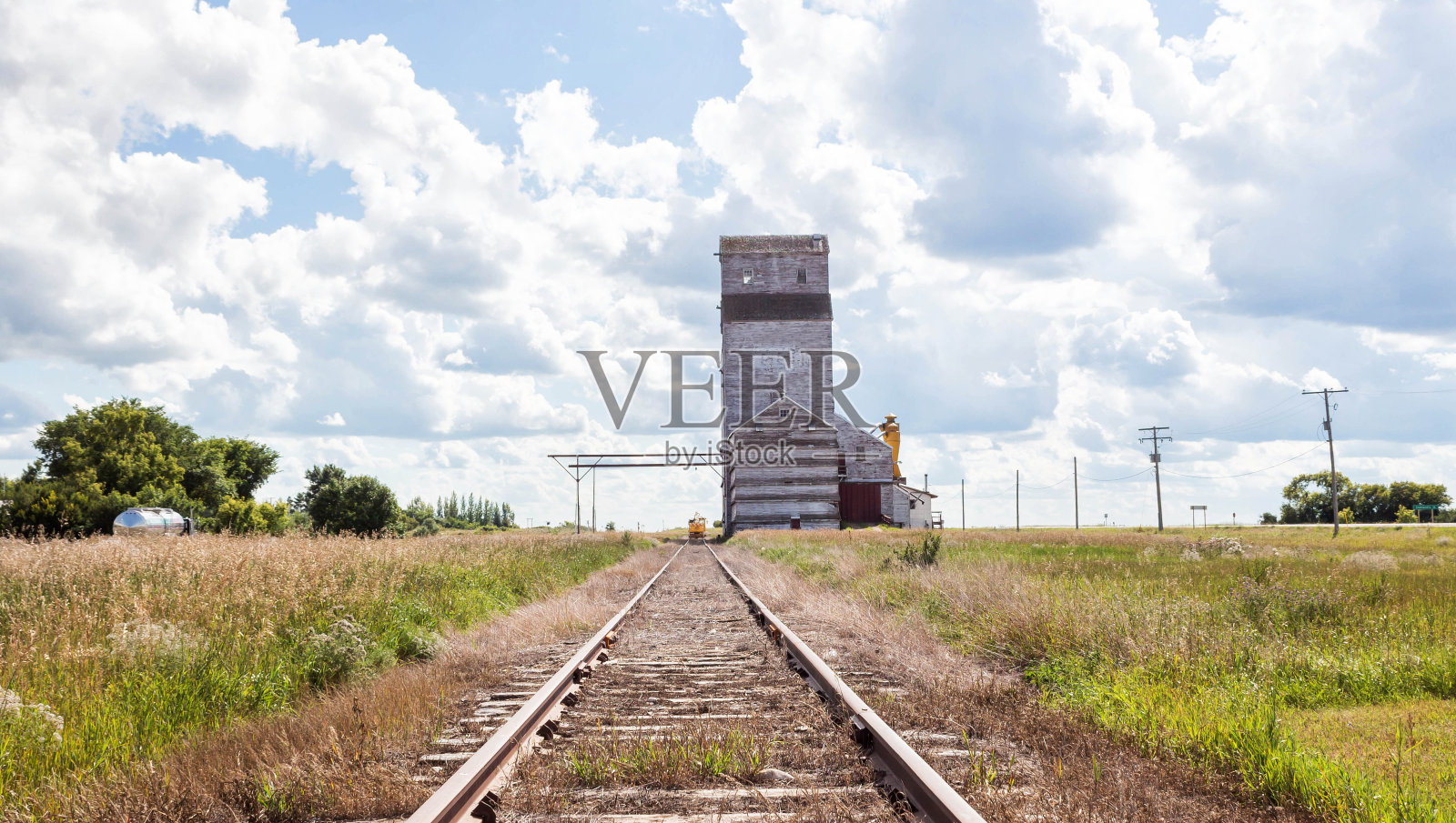 旁边有铁轨的老式电梯照片摄影图片