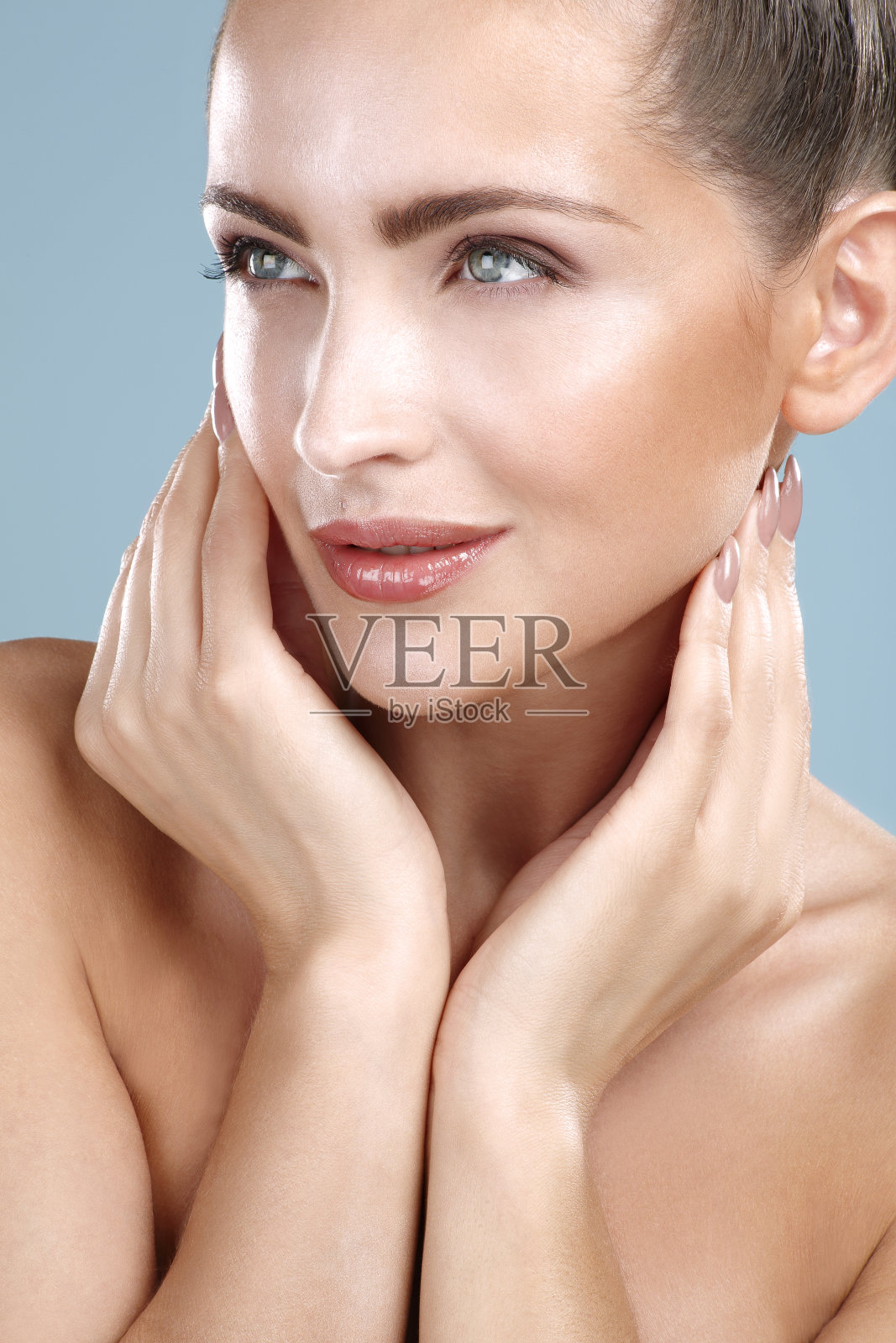 美丽微笑的女人展示她完美放松的脸照片摄影图片