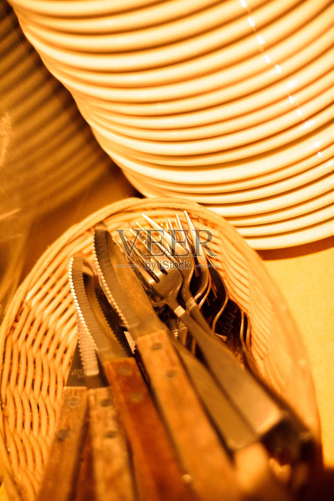 刀，叉和堆叠的盘子照片摄影图片