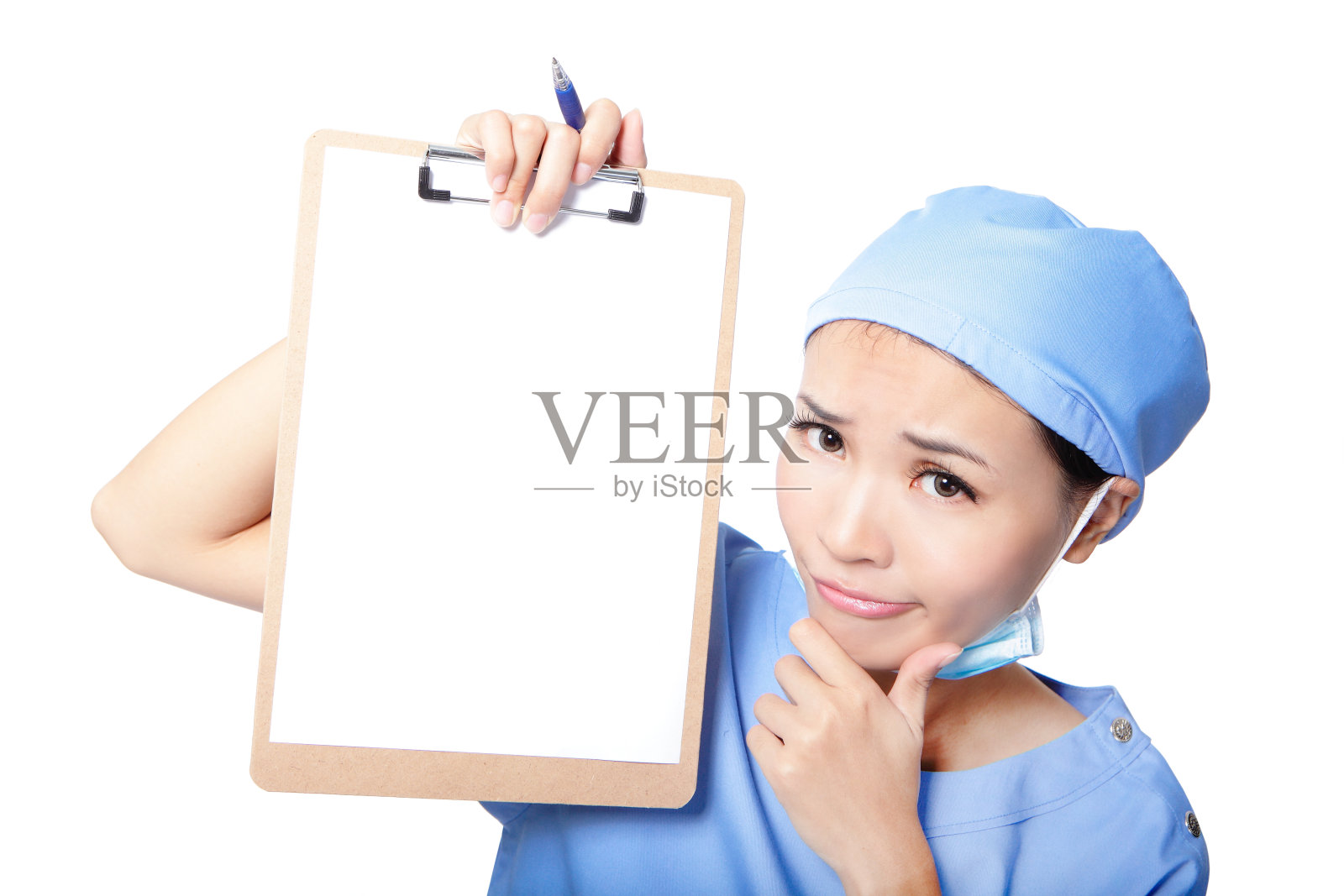 女护士思考着展示剪贴板照片摄影图片