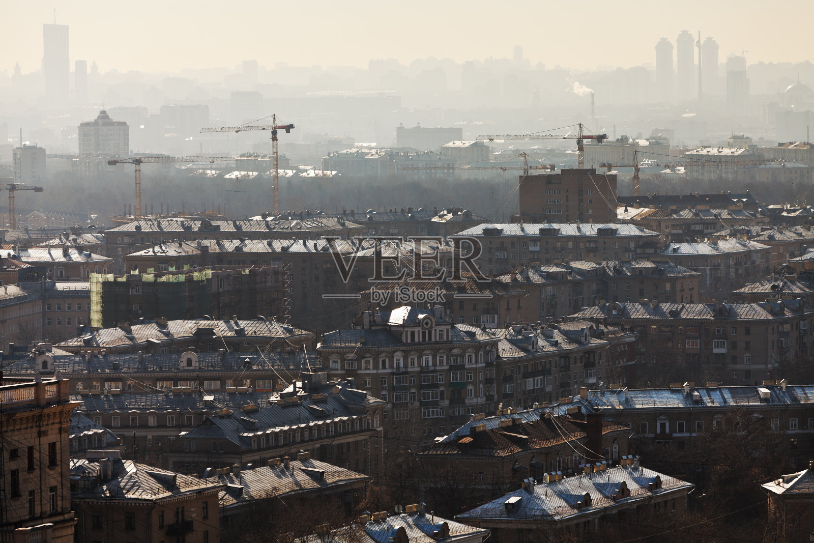 冉冉升起的太阳照亮了公寓照片摄影图片