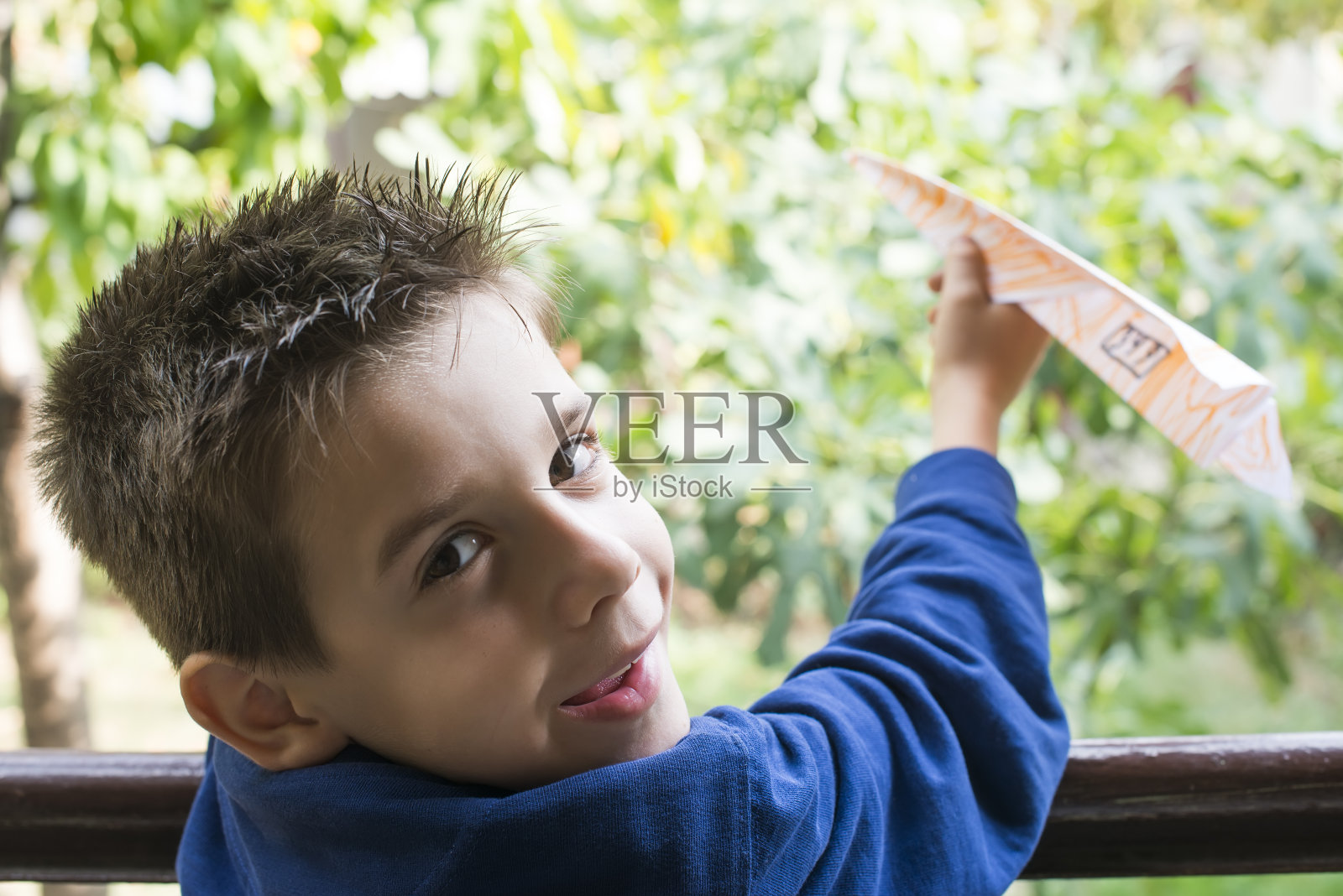 孩子扔纸飞机照片摄影图片