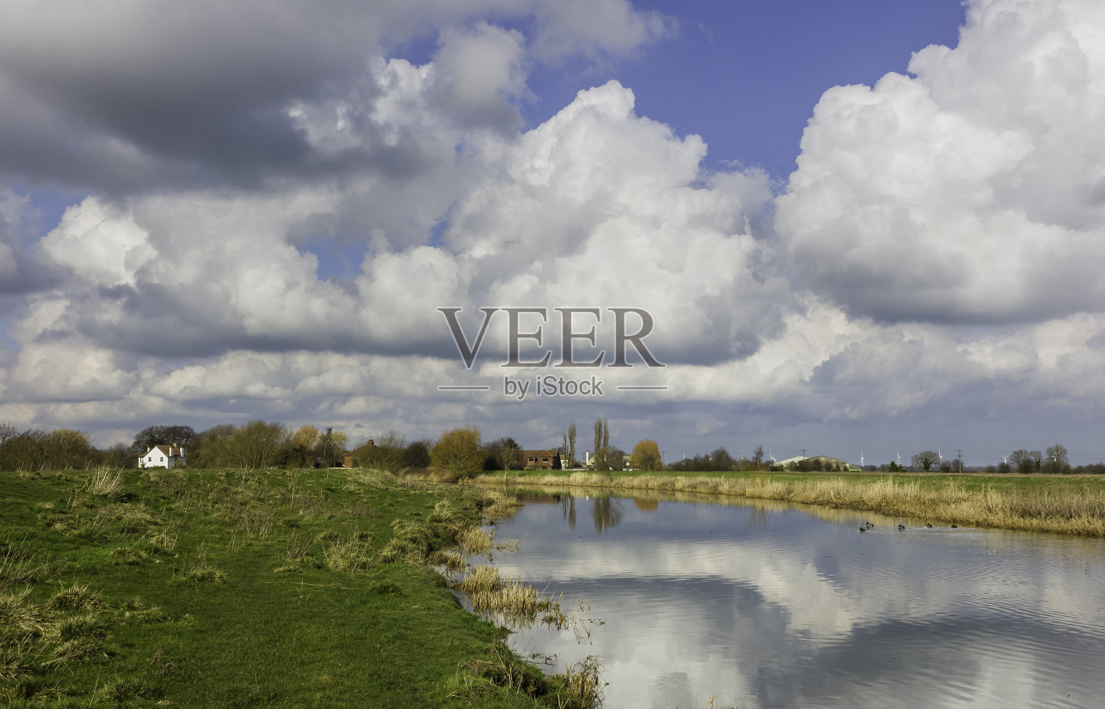 一个晴朗的冬日，英国约克郡贝弗利的赫尔河。照片摄影图片