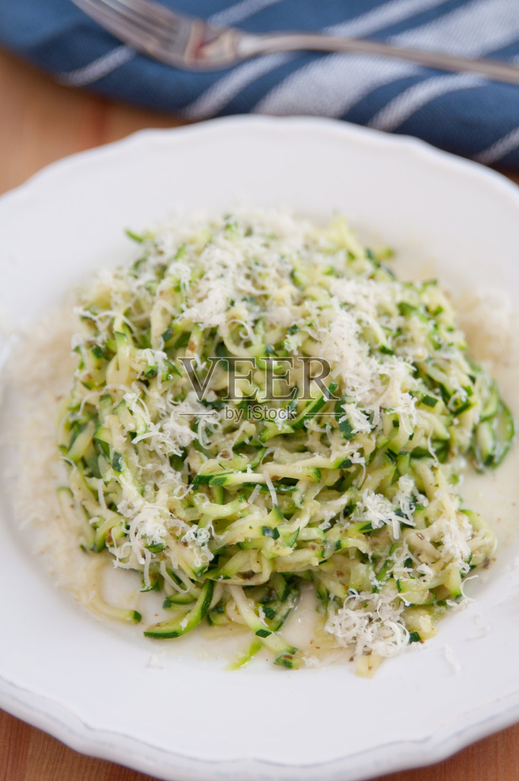 西葫芦面条配香蒜沙司照片摄影图片