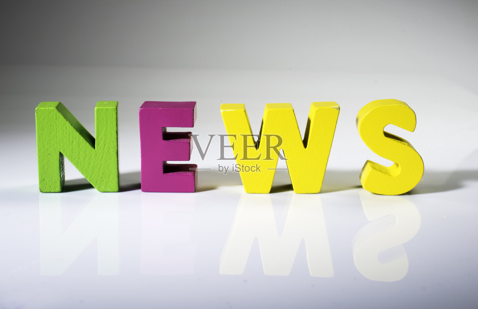 多色字新闻由木头制成。照片摄影图片