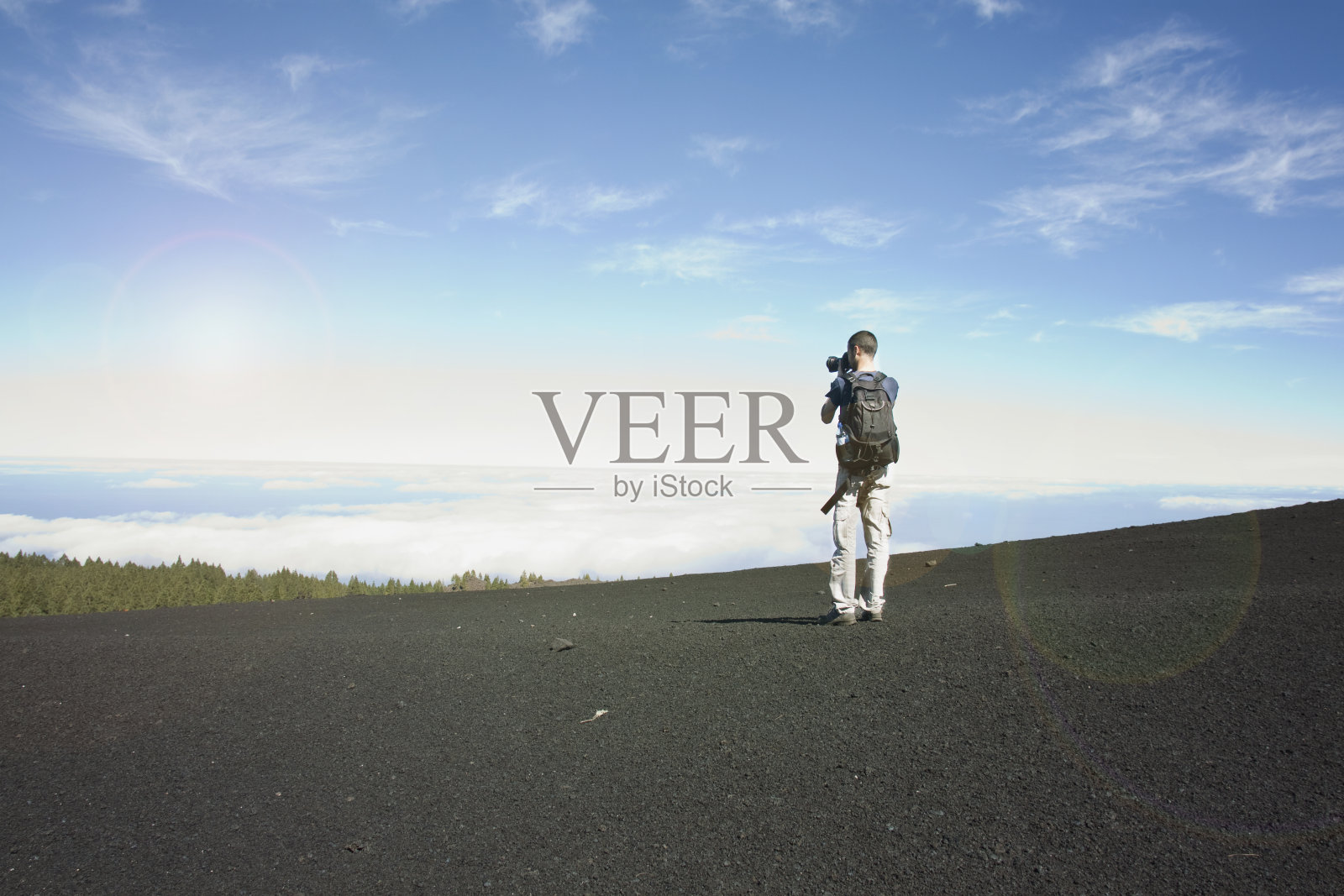 一个年轻人在云层上拍照照片摄影图片