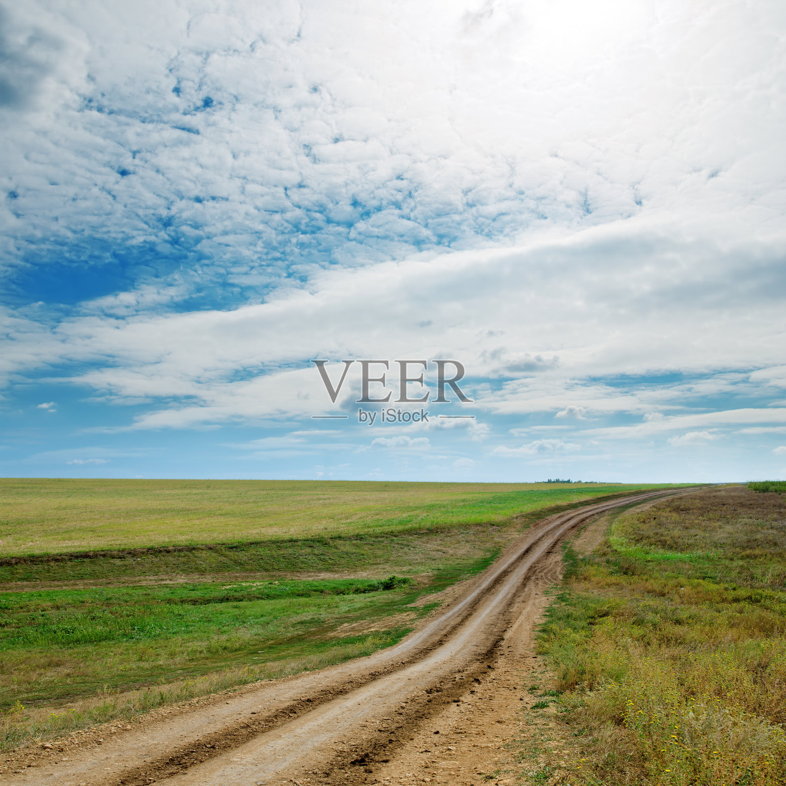 乡村道路和多云的天空照片摄影图片