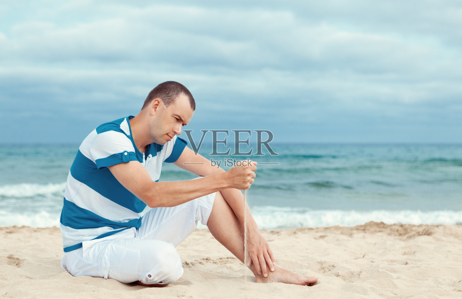 海滩上沉思的男人的肖像照片摄影图片