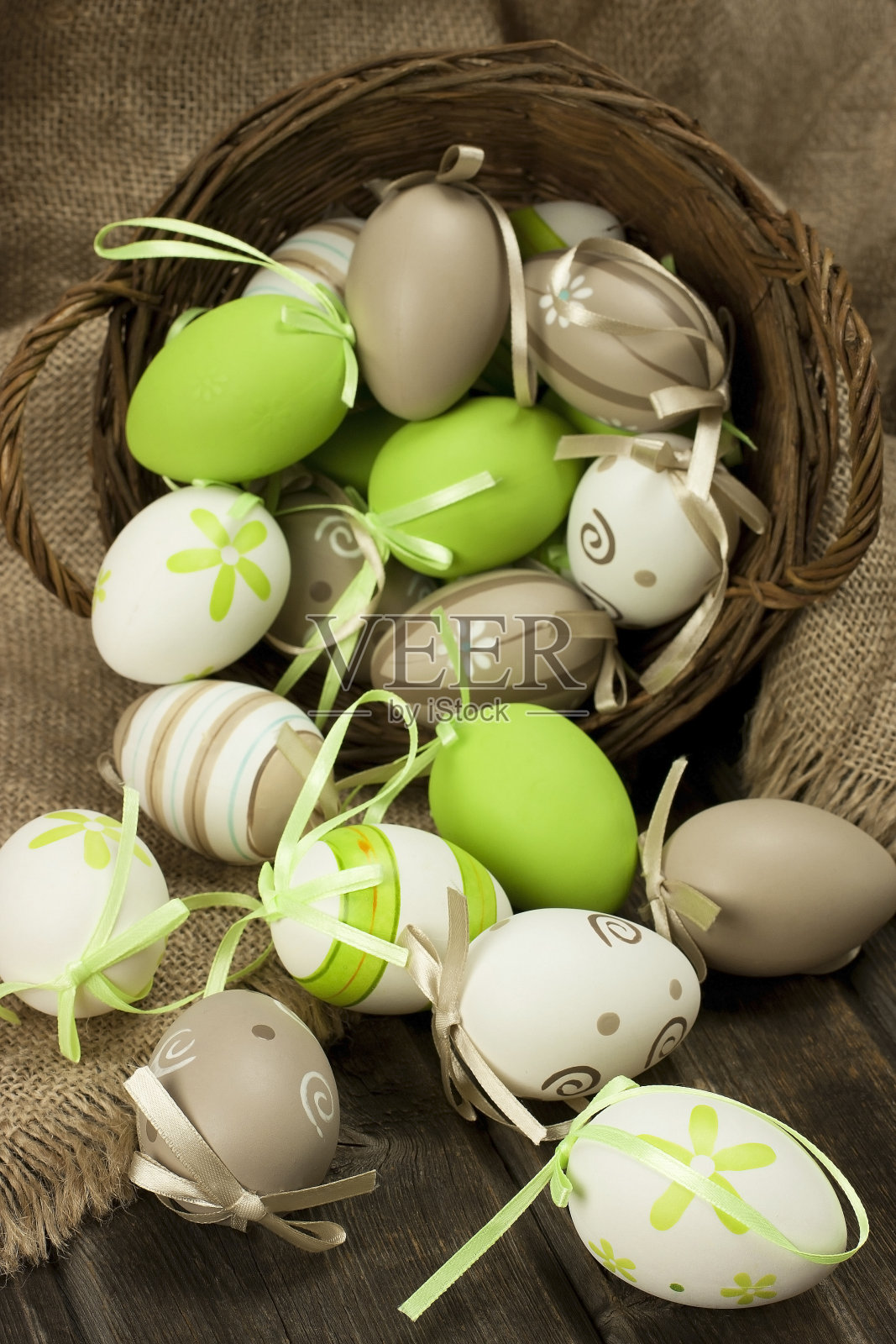 柳条篮子里的复活节彩蛋照片摄影图片