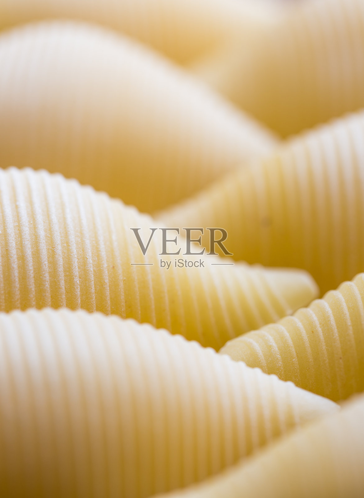 有棱纹的黄色干通心粉，有周期线照片摄影图片