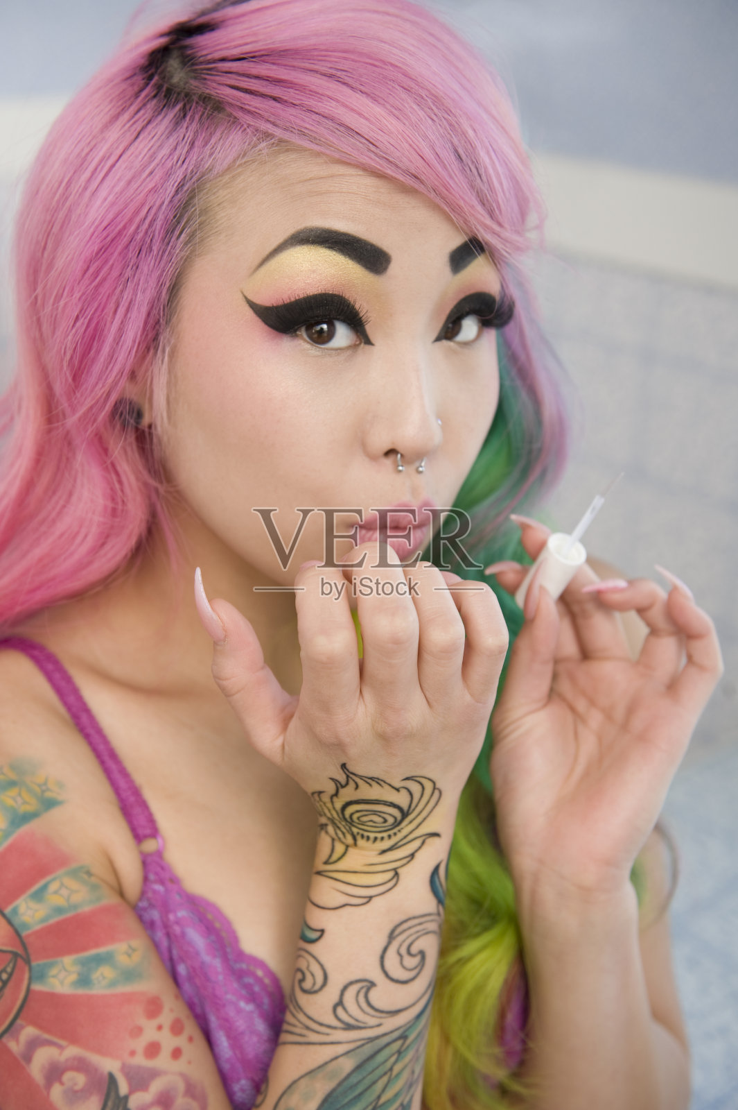 女人在指甲上吹气照片摄影图片