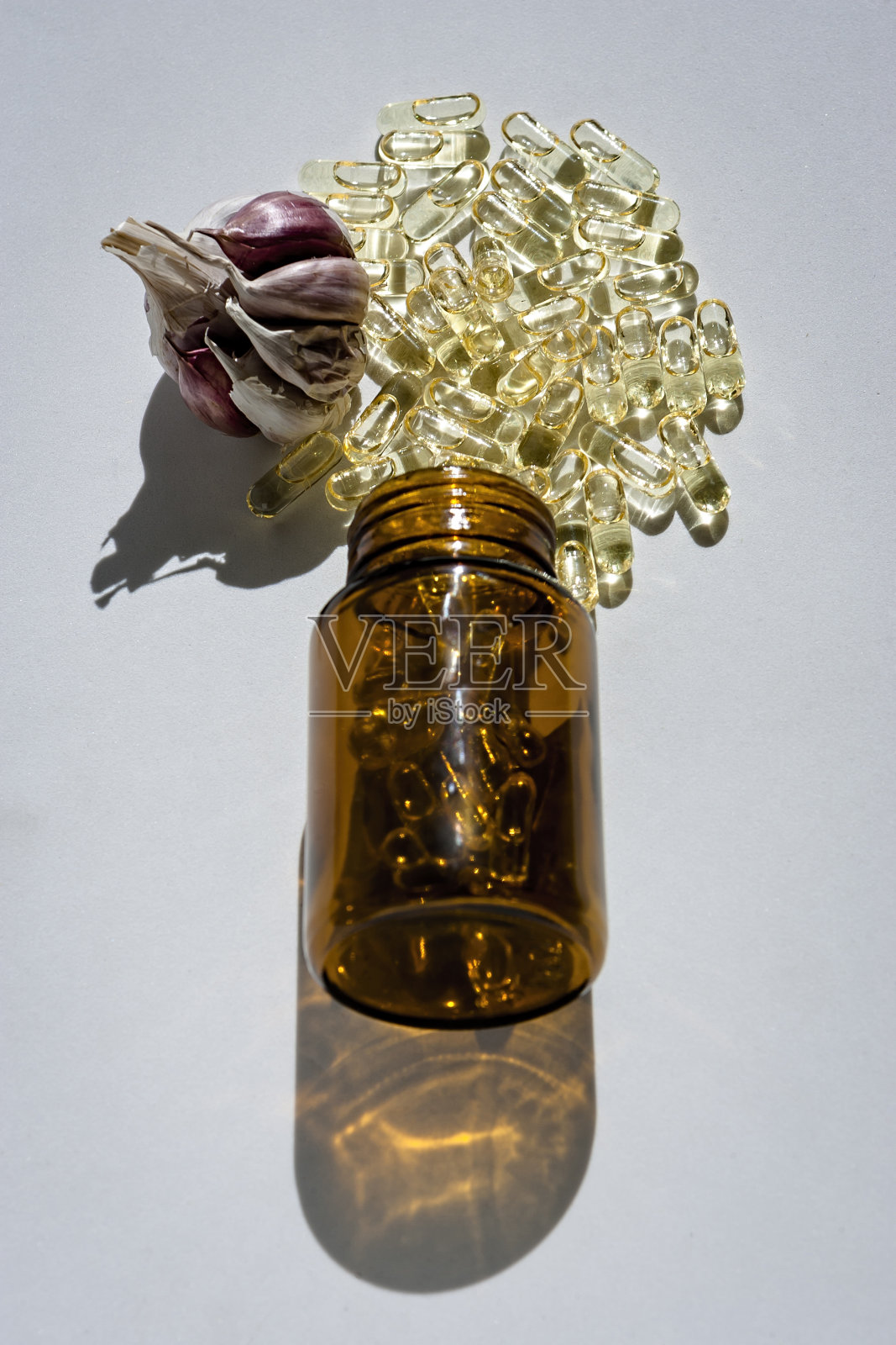 大蒜油胶囊，维生素d丸照片摄影图片