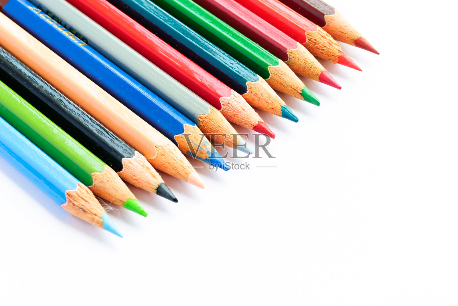 白色背景上的彩色铅笔照片摄影图片