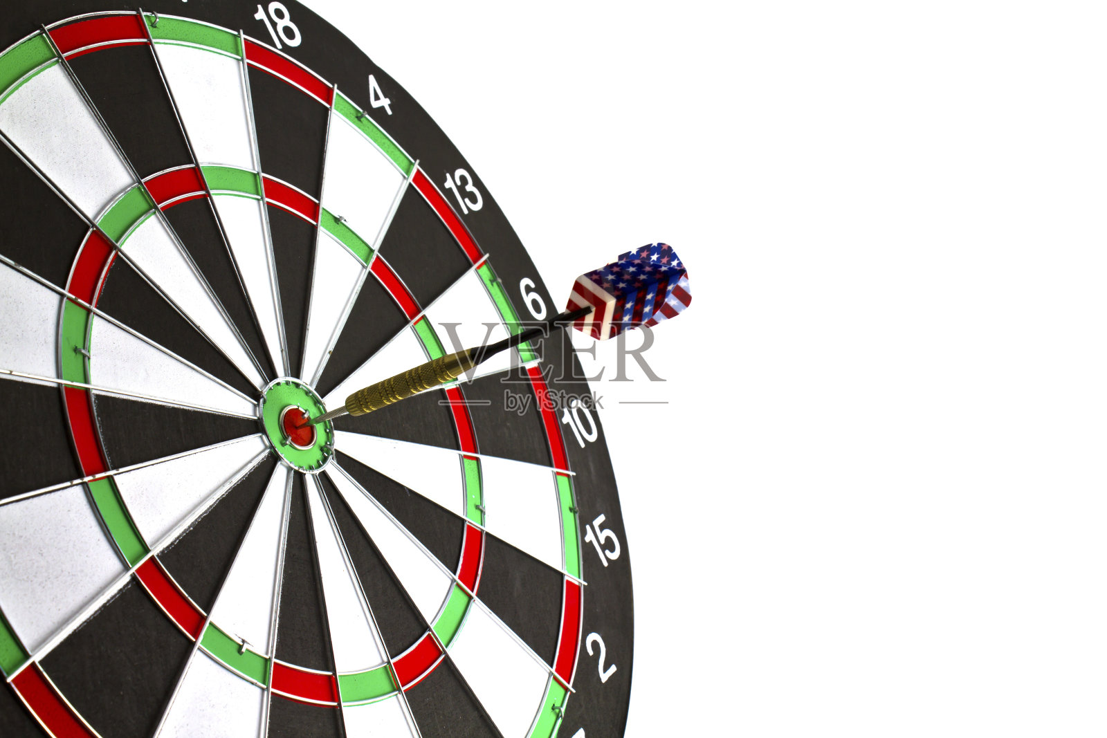 白色背景上有飞镖的圆靶。照片摄影图片