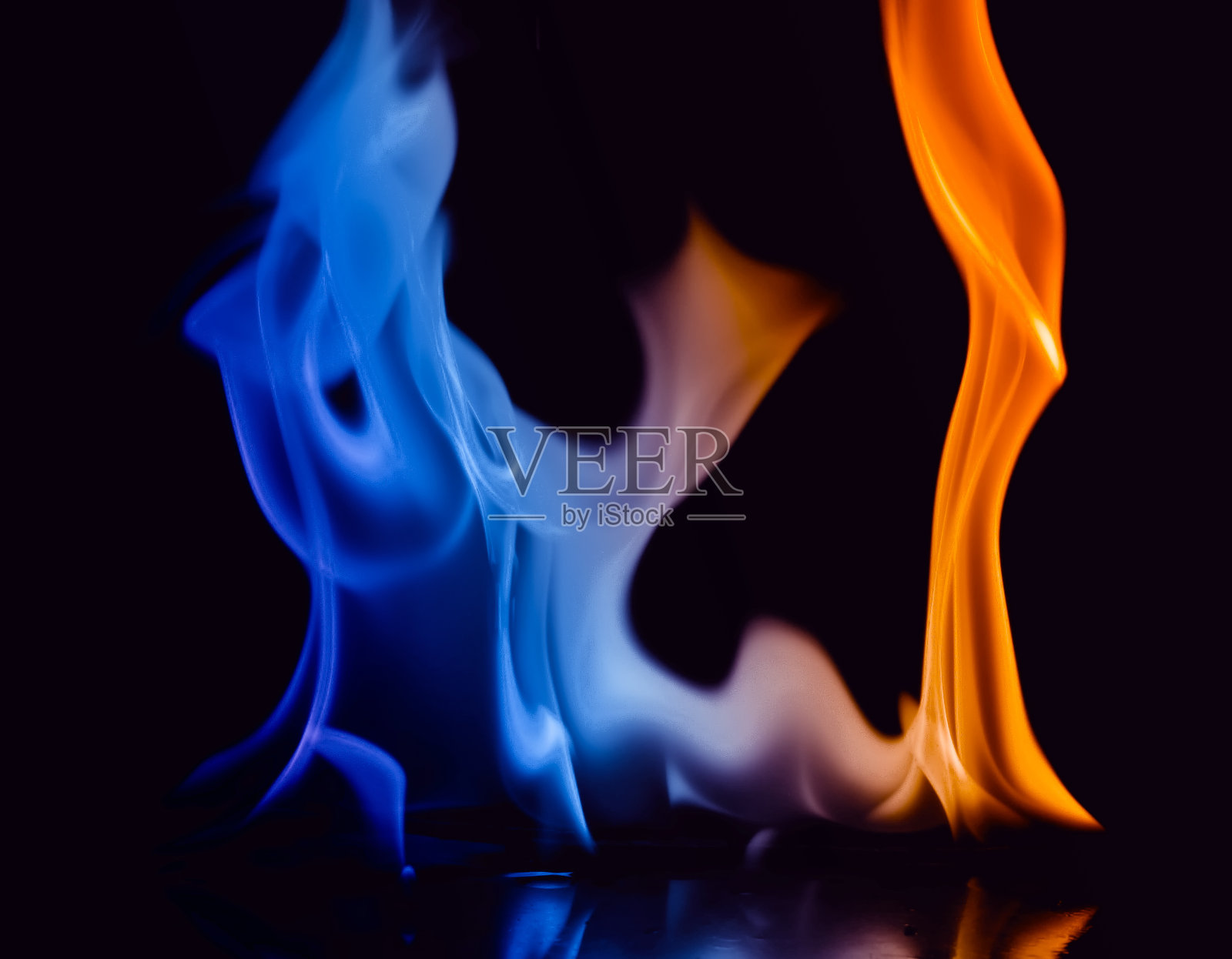 火焰和火焰的特写在一个黑色的背景照片摄影图片