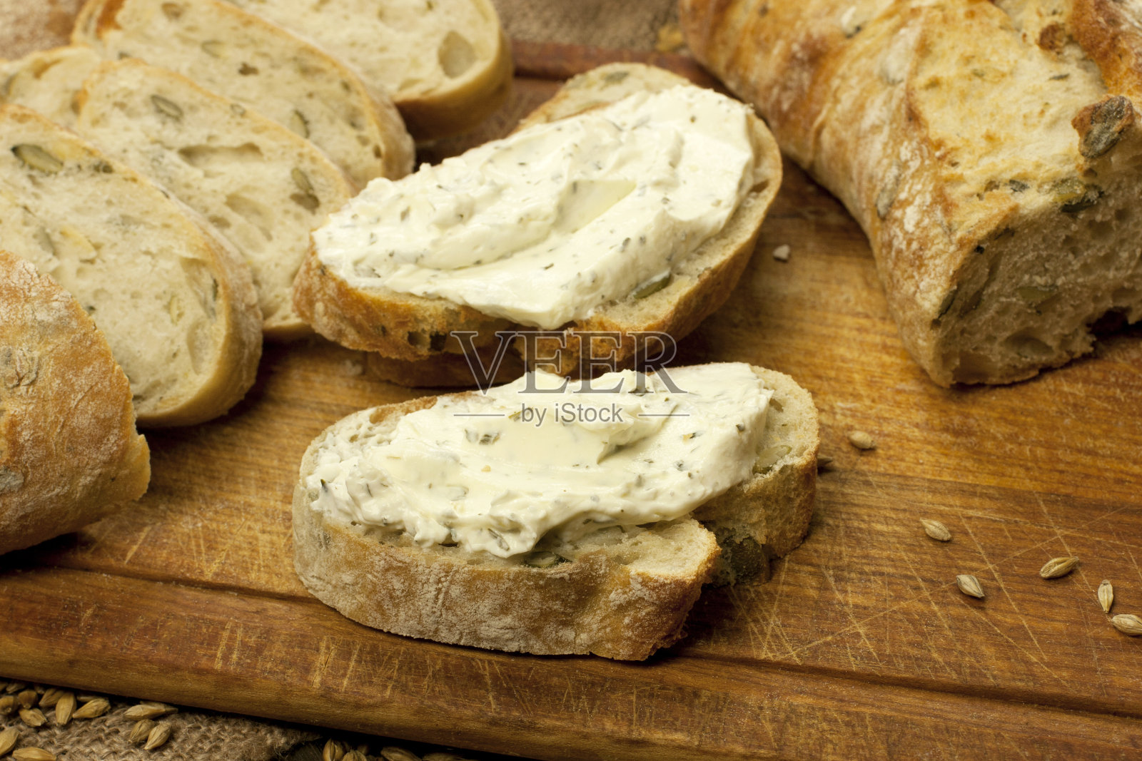 美味的长棍面包放在木板上照片摄影图片