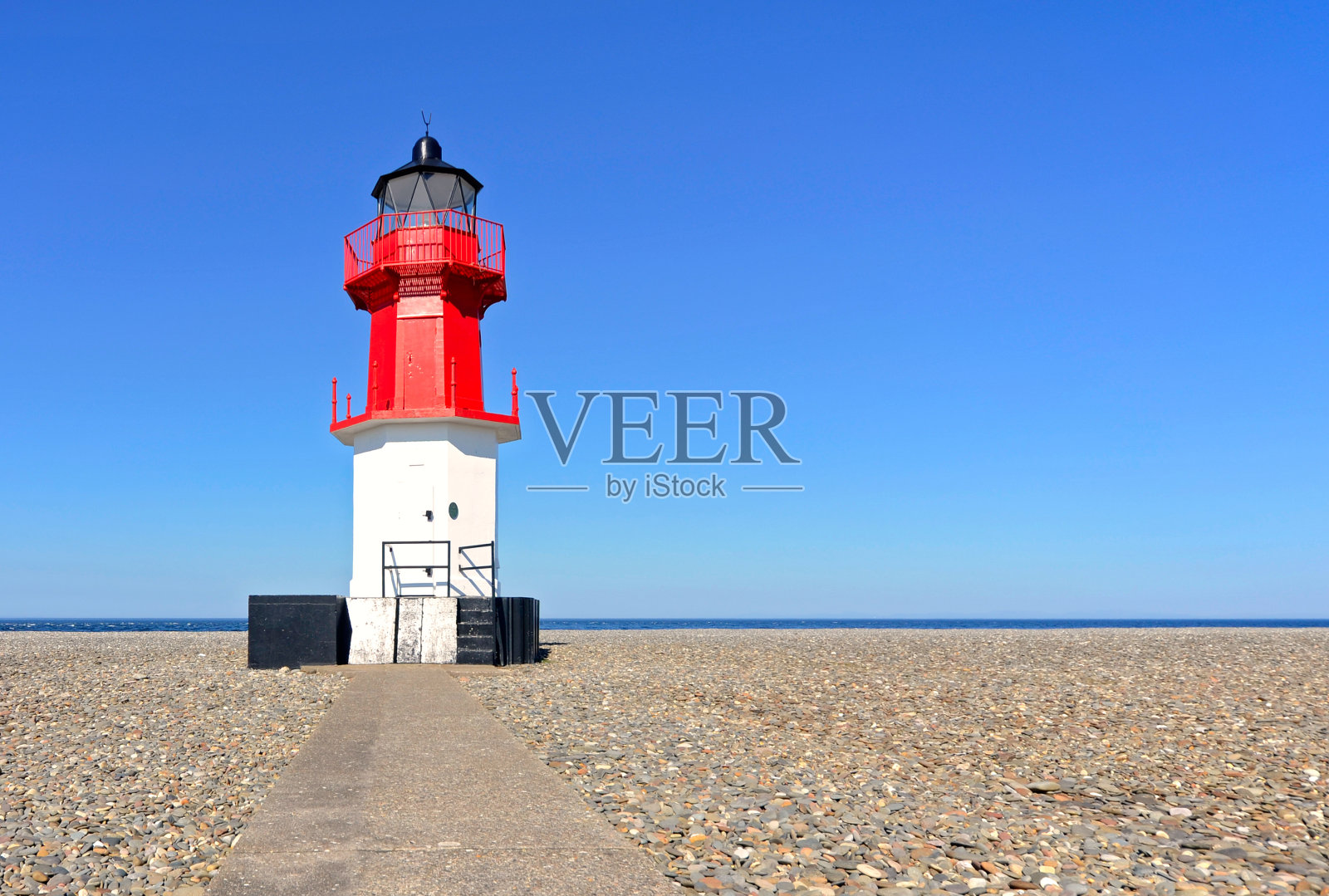 通往艾尔灯塔和海滩卵石的小路照片摄影图片