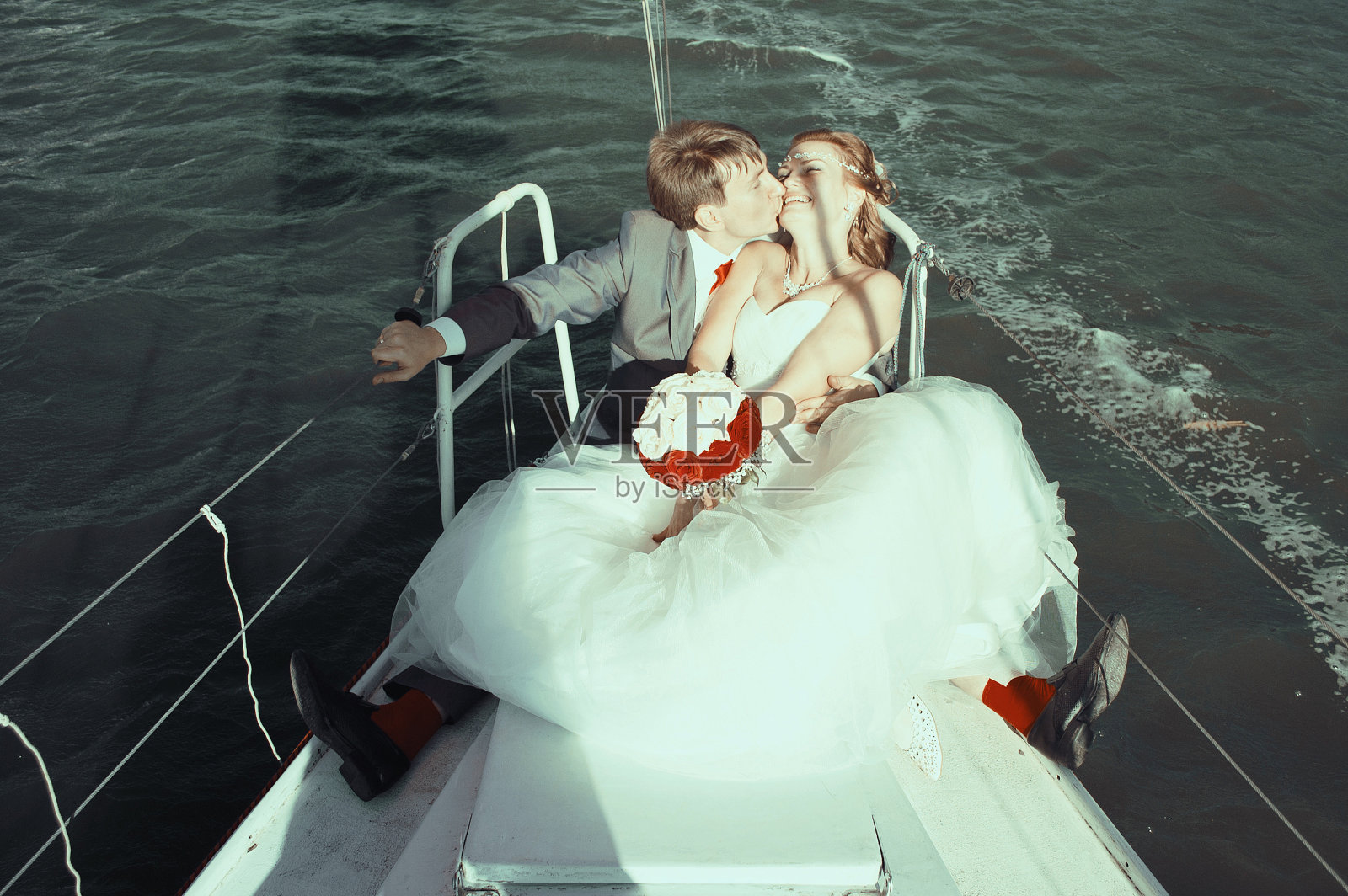 幸福的新婚夫妇正在散步照片摄影图片