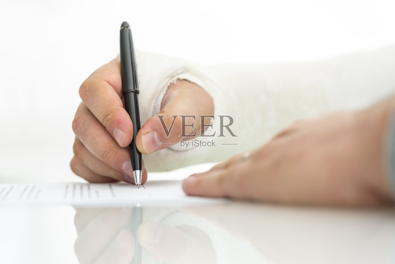 签署工伤索赔照片摄影图片