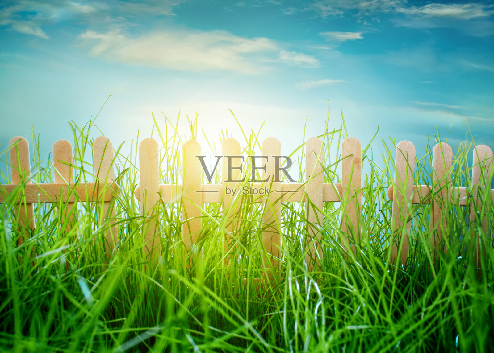 木栅栏上的蓝天背景照片摄影图片