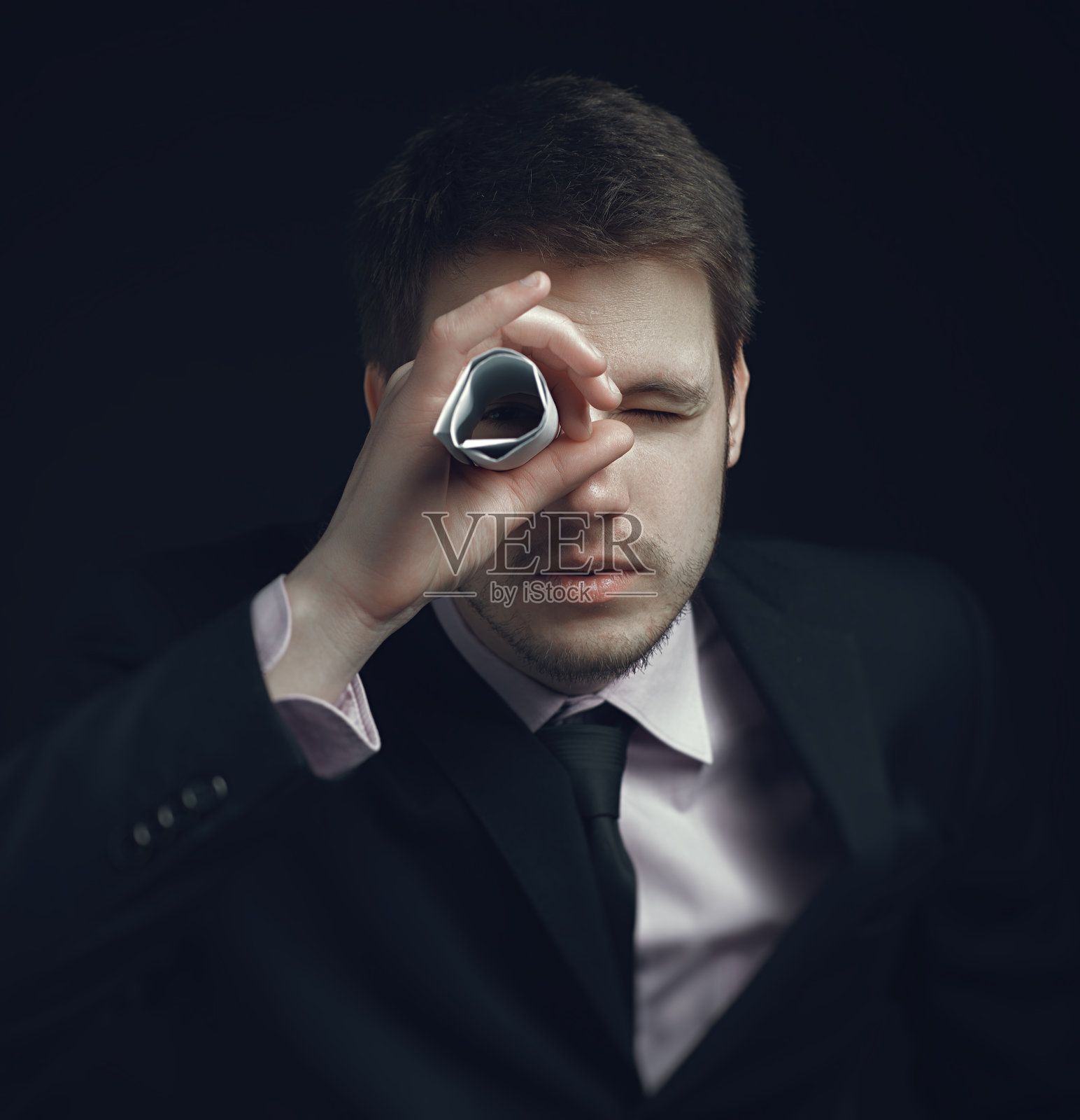 人，商人，遥望远方，展望未来。照片摄影图片